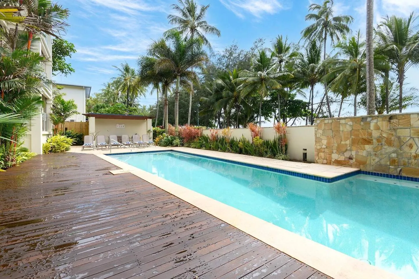 Seascape Solace - Breezy Waterfront Bliss Palm Cove Apartment