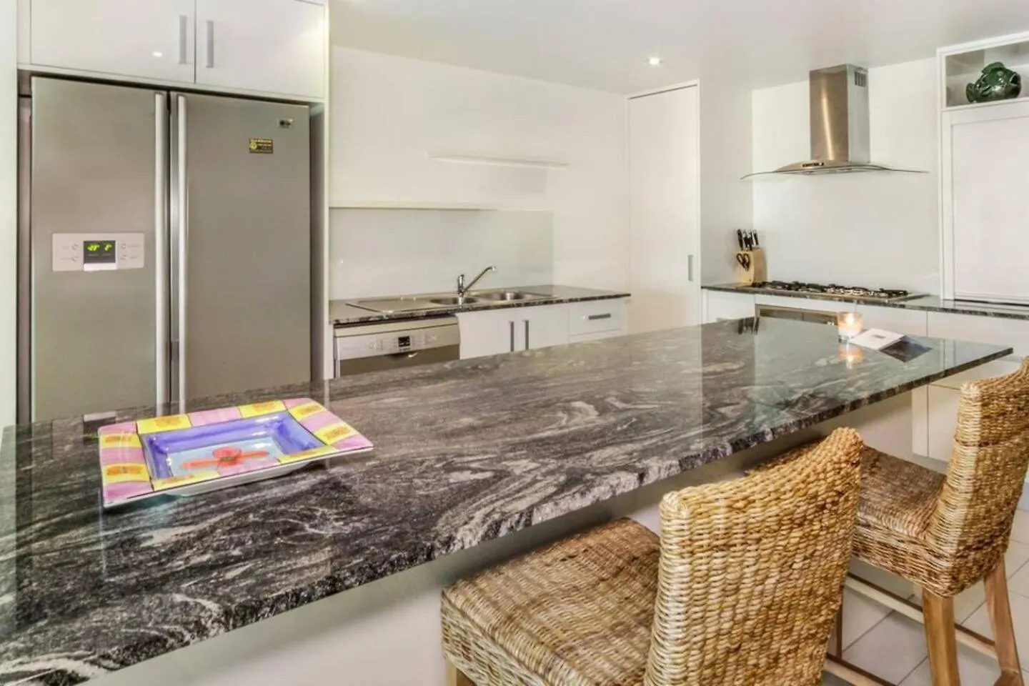 Seascape Solace - Breezy Waterfront Bliss Palm Cove Apartment