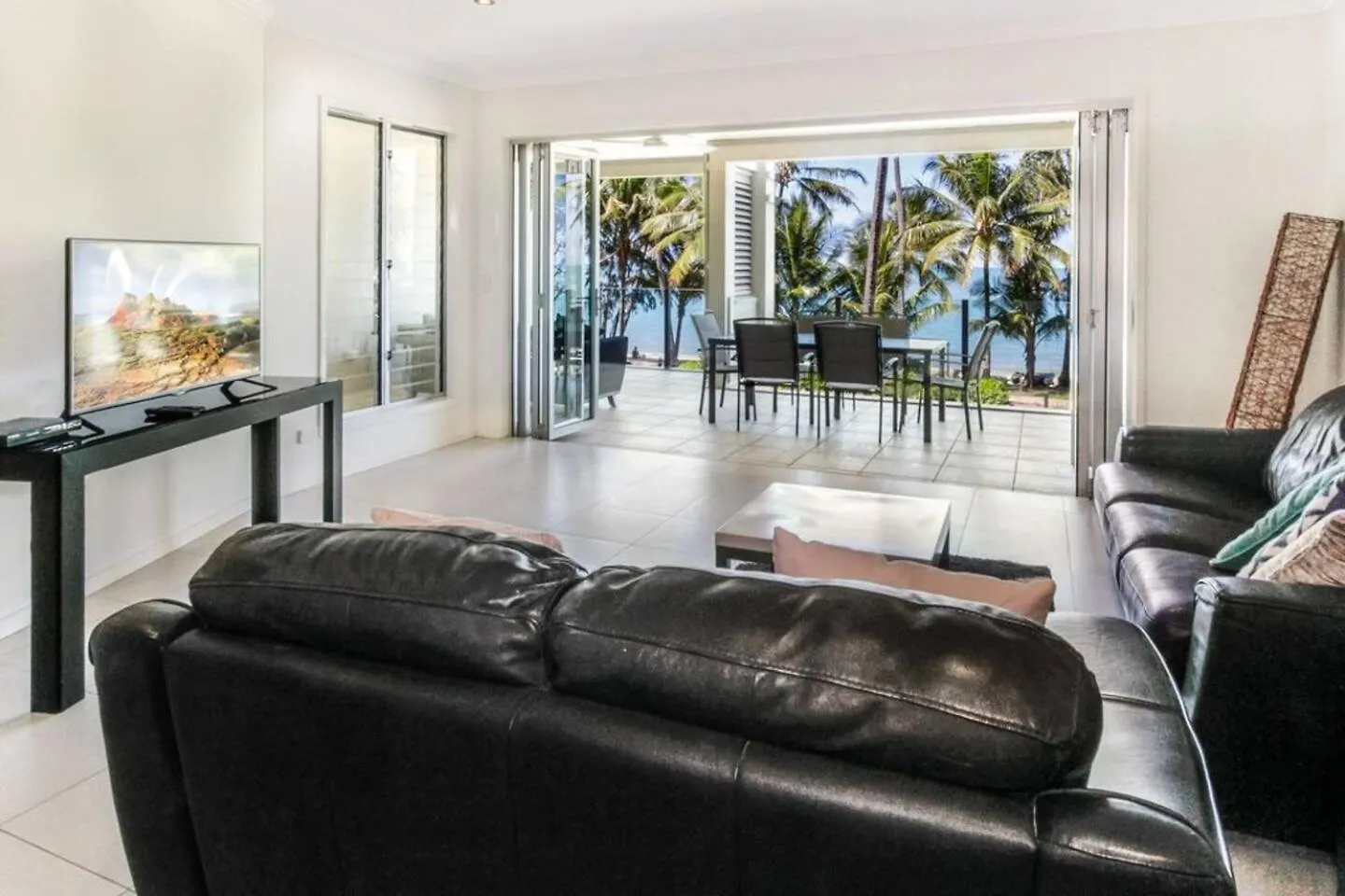Seascape Solace - Breezy Waterfront Bliss Palm Cove Apartment