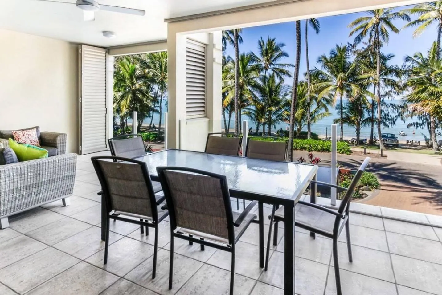 Seascape Solace - Breezy Waterfront Bliss Palm Cove