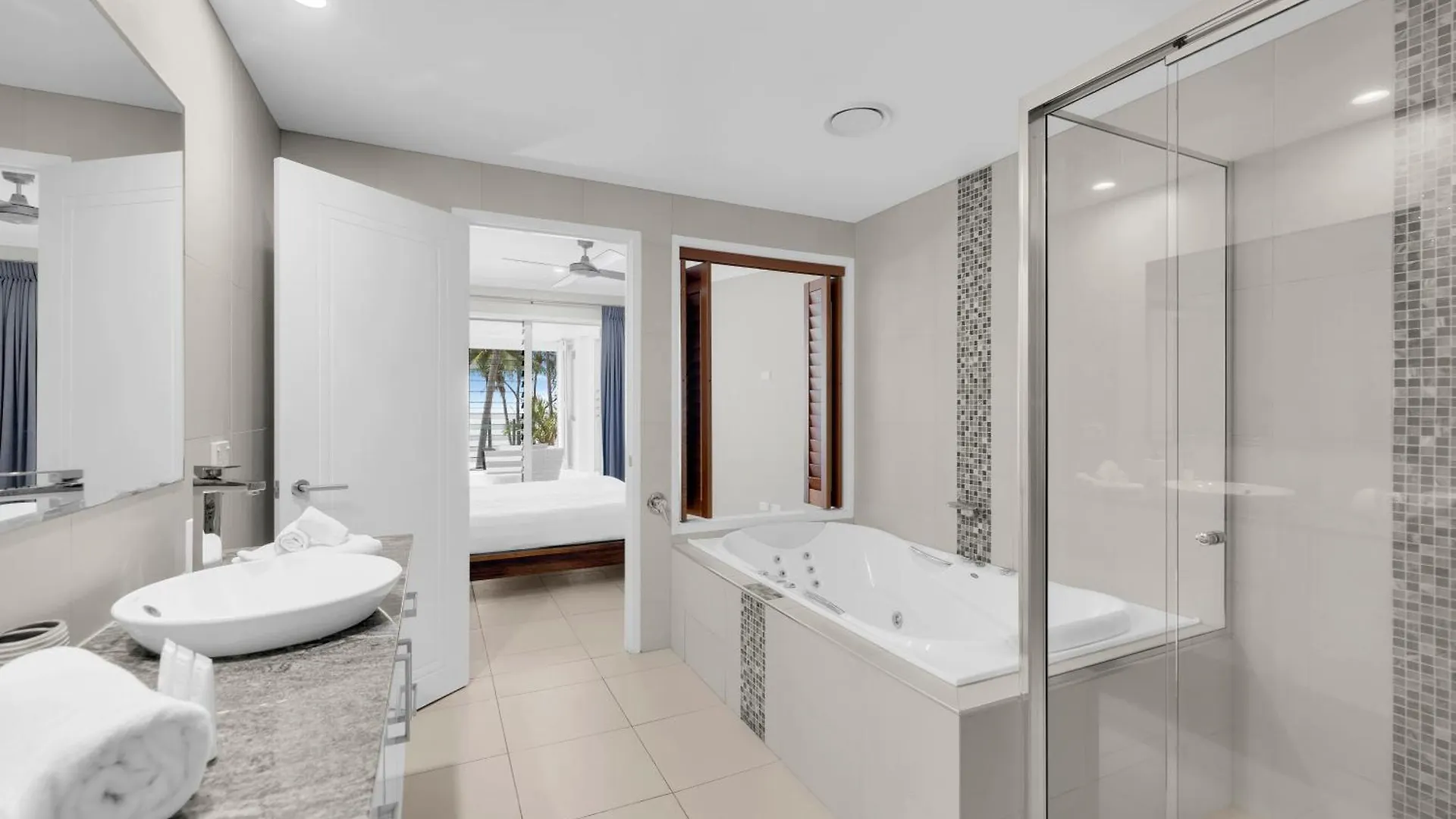 Seascape Solace - Breezy Waterfront Bliss Palm Cove Appartement